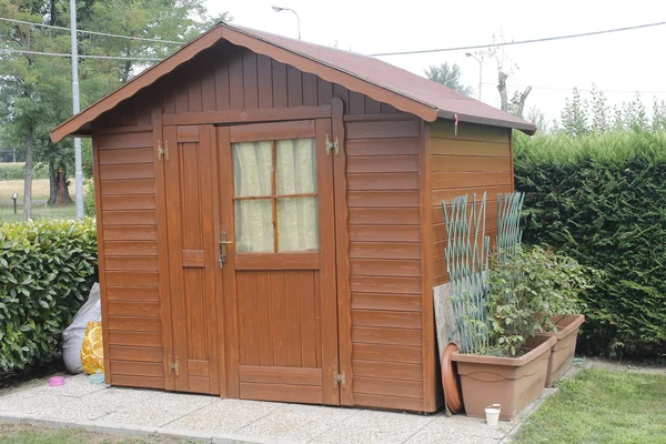 Houten schuur voor tools in de tuin Rechtenvrije Stockfoto's