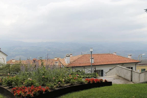Utsikt över San Marino, en av de minsta nationerna i världen omges från Italien — Stockfoto