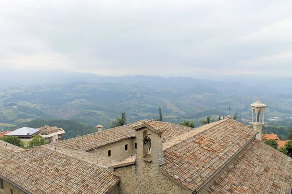 Vista de San Marino, una de las naciones más pequeñas del mundo rodeada de italia — Foto de Stock