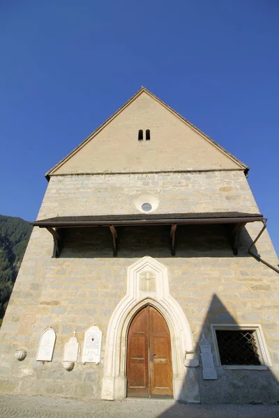 Kyrkan i Sterzing eller Vipiteno, liten stad på den italienska Alperna — Stockfoto