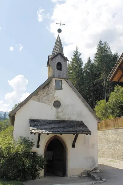 Sterzing veya VIPITENO, İtalyan Alpleri üzerinde küçük kasaba kilise