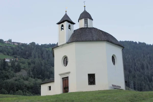 Kyrkan i Sterzing eller Vipiteno, liten stad på den italienska Alperna — Stockfoto