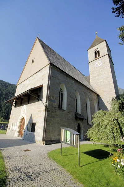 Iglesia en Sterzing o Vipiteno, pequeña ciudad en los Alpes italianos —  Fotos de Stock