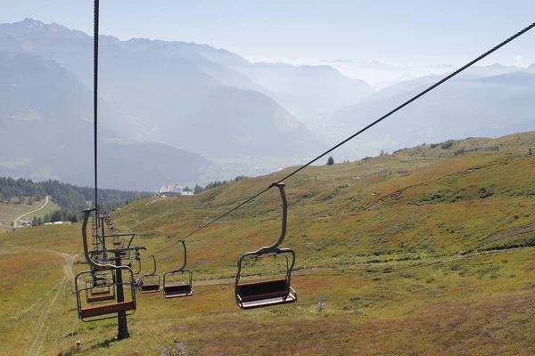 Sedačková lanovka na hory v Alpách v severní Itálii — Stock fotografie