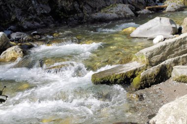 Stanghe, Kuzey İtalya'daki Bolzano yakınındaki Racines bir çatlak aracılığıyla su sel