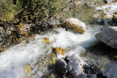 Stanghe, Kuzey İtalya'daki Bolzano yakınındaki Racines bir çatlak aracılığıyla su sel
