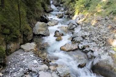 Stanghe, Kuzey İtalya'daki Bolzano yakınındaki Racines bir çatlak aracılığıyla su sel
