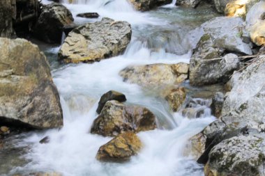 Stanghe, Kuzey İtalya'daki Bolzano yakınındaki Racines bir çatlak aracılığıyla su sel