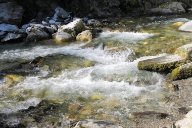 Stanghe, Kuzey İtalya'daki Bolzano yakınındaki Racines bir çatlak aracılığıyla su sel