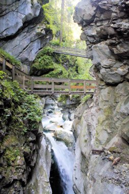 Stanghe, Kuzey İtalya'daki Bolzano yakınındaki Racines bir çatlak aracılığıyla su sel