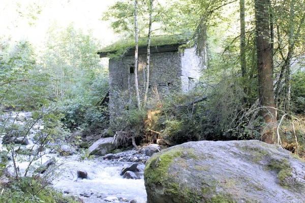 Torrenti d'acqua attraverso Stanghe, una fessura a Racines vicino Bolzano nel nord Italia — Foto Stock