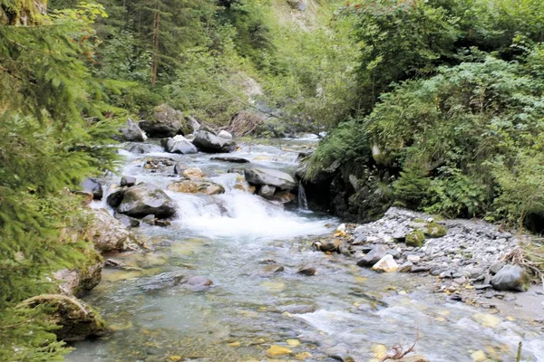 Přívaly vody prostřednictvím Stanghe, trhliny v Racines nedaleko Bolzana v severní Itálii — Stock fotografie