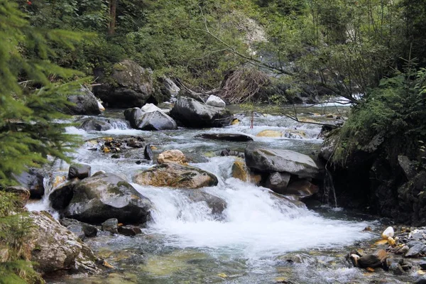 Přívaly vody prostřednictvím Stanghe, trhliny v Racines nedaleko Bolzana v severní Itálii — Stock fotografie