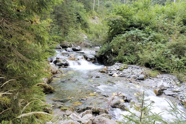 Přívaly vody prostřednictvím Stanghe, trhliny v Racines nedaleko Bolzana v severní Itálii — Stock fotografie