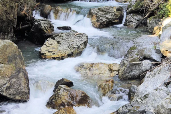 Stanghe, Kuzey İtalya'daki Bolzano yakınındaki Racines bir çatlak aracılığıyla su sel
