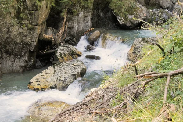 Přívaly vody prostřednictvím Stanghe, trhliny v Racines nedaleko Bolzana v severní Itálii — Stock fotografie