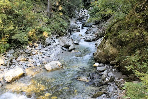 Přívaly vody prostřednictvím Stanghe, trhliny v Racines nedaleko Bolzana v severní Itálii — Stock fotografie