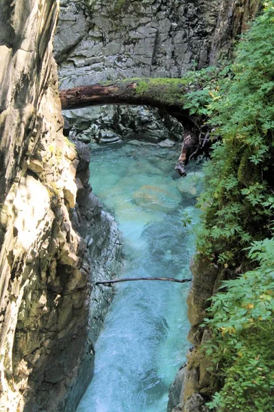Wasserströme durch Stanghe, eine Felsspalte in der Nähe von Bozen in Norditalien — Stockfoto