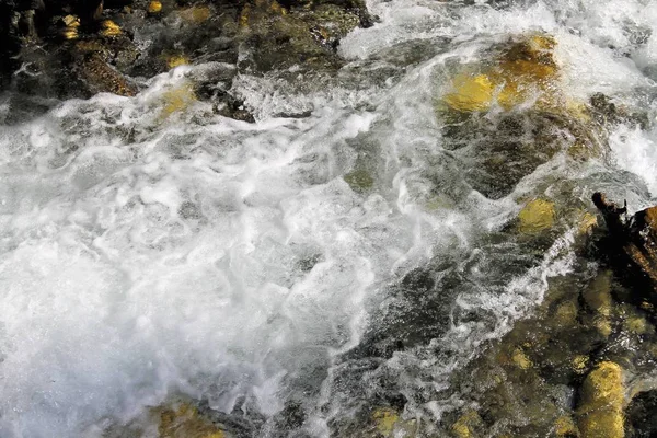 Water torrents via Stanghe, een spleet in Racines in de buurt van Bolzano in Noord-Italië Rechtenvrije Stockafbeeldingen