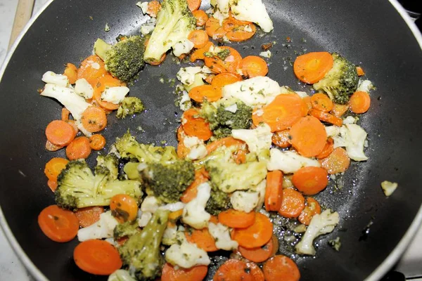 Wortel dan brokoli dalam panci masak — Stok Foto