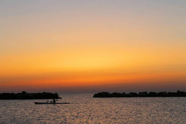 Alba sulla spiaggia del mare Adriatico in Italia — Foto Stock