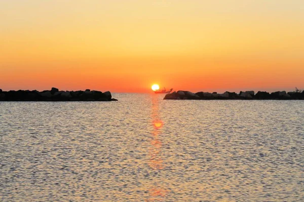 Nascer do sol na praia do mar Adriático na Itália — Fotografia de Stock