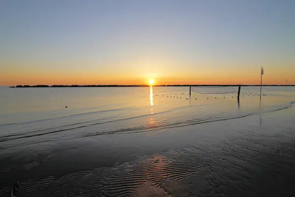 Sunrise a tengerparton, az Adriai-tenger, Olaszország — Stock Fotó