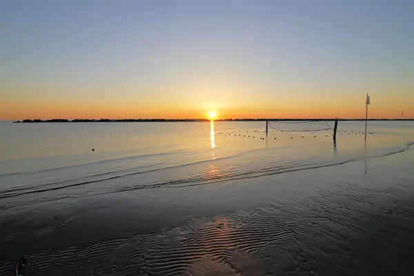 Lever de soleil sur la plage de la mer Adriatique en Italie — Photo