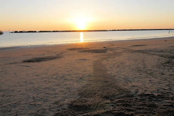 Zonsopgang op het strand van de Adriatische Zee in Italië — Stockfoto