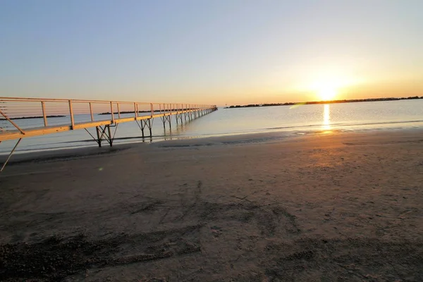 Soluppgång på stranden vid Adriatiska havet i Italien — Stockfoto