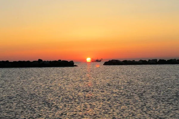 Lever de soleil sur la plage de la mer Adriatique en Italie — Photo