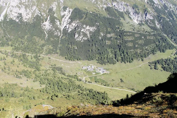 Yaz aylarında Alp Dağları'nın peyzaj