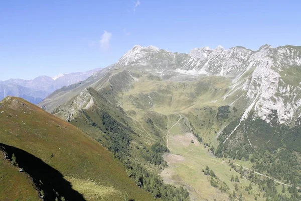 Paesaggio delle Alpi montagne in estate — Foto Stock