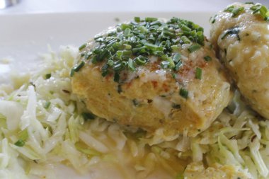 Tirol geleneksel yemek, knodel veya canederli maydanoz ile  