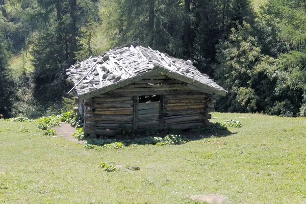 夏の山で木製ハウゼ — ストック写真