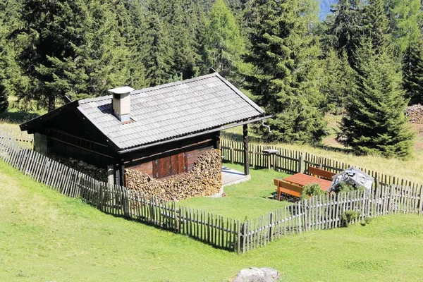Деревянный домик в горах летом — стоковое фото