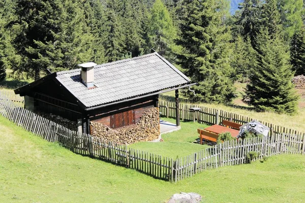 Hause de madeira na montanha no verão — Fotografia de Stock