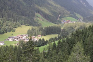 Teleferik İtalya Alpleri'nde dağlardan gelen havadan görünümü