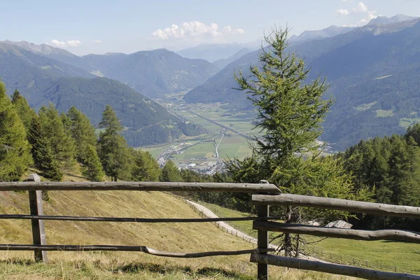 Luftaufnahme von der Seilbahn von den Bergen der Alpen in Italien — Stockfoto