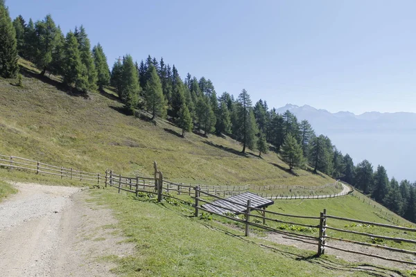 イタリアのアルプス山中の田舎の道 — ストック写真