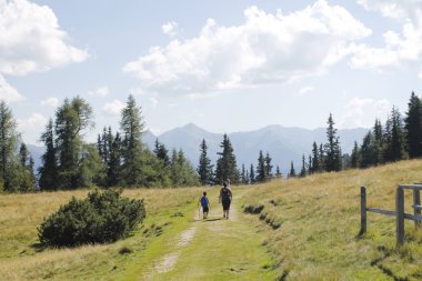 insanlar dağlarda bir yolda yürümek