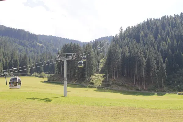 Sedačkové lanovky Lyžařský vlek v evropských Alpách. Přepravu turistů v letní sezóně. — Stock fotografie