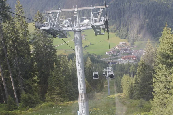乘坐缆车上山索道在欧洲的阿尔卑斯山。在夏季运输徒步旅行者. — 图库照片