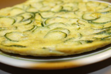 Ev yapımı omlet peynir ve kabak ile