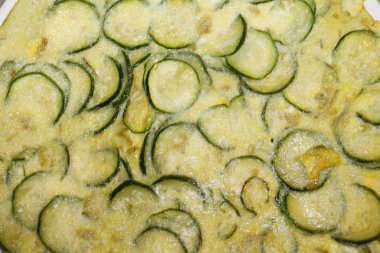 Ev yapımı omlet peynir ve kabak ile