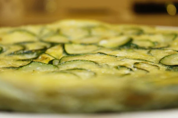 Hem gjorde omelett med ost och zucchini — Stockfoto