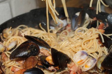 makarna midye, karides, midye ve karides tavada pişirme