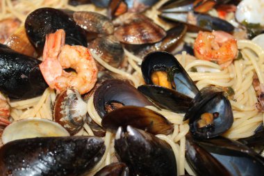 makarna midye, karides, midye ve karides tavada pişirme