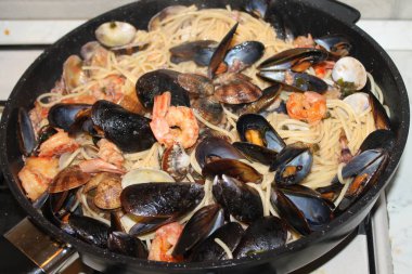 makarna midye, karides, midye ve karides tavada pişirme