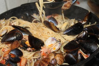 makarna midye, karides, midye ve karides tavada pişirme